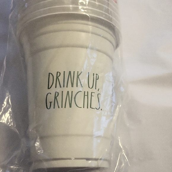 Drink Up Grinches 20 piece Plastic Disposable Drinking Cups - Picture 2 of 5